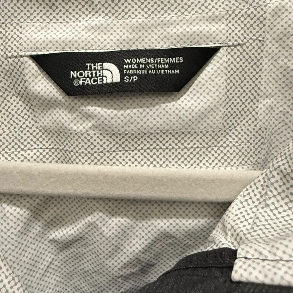 North Face. Women’s Dryvent Rain Jacket. Dark Gray Heather. Size Small._8